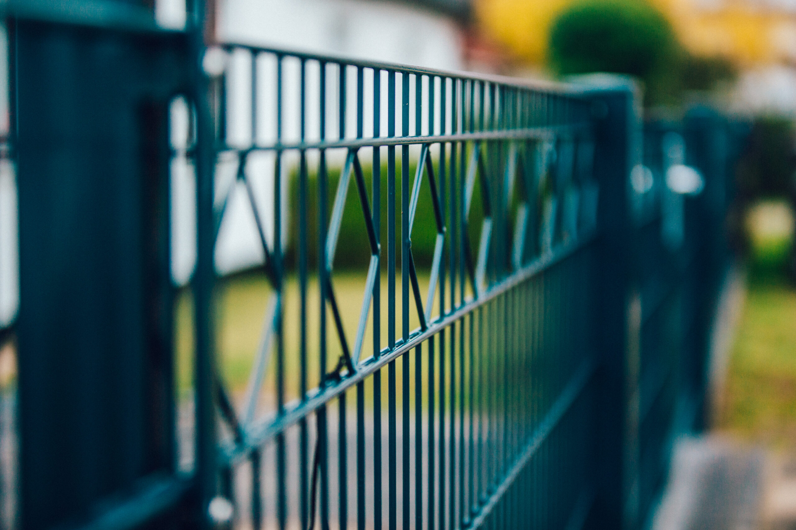 Vorher: alter Zaun vor der Sanierung